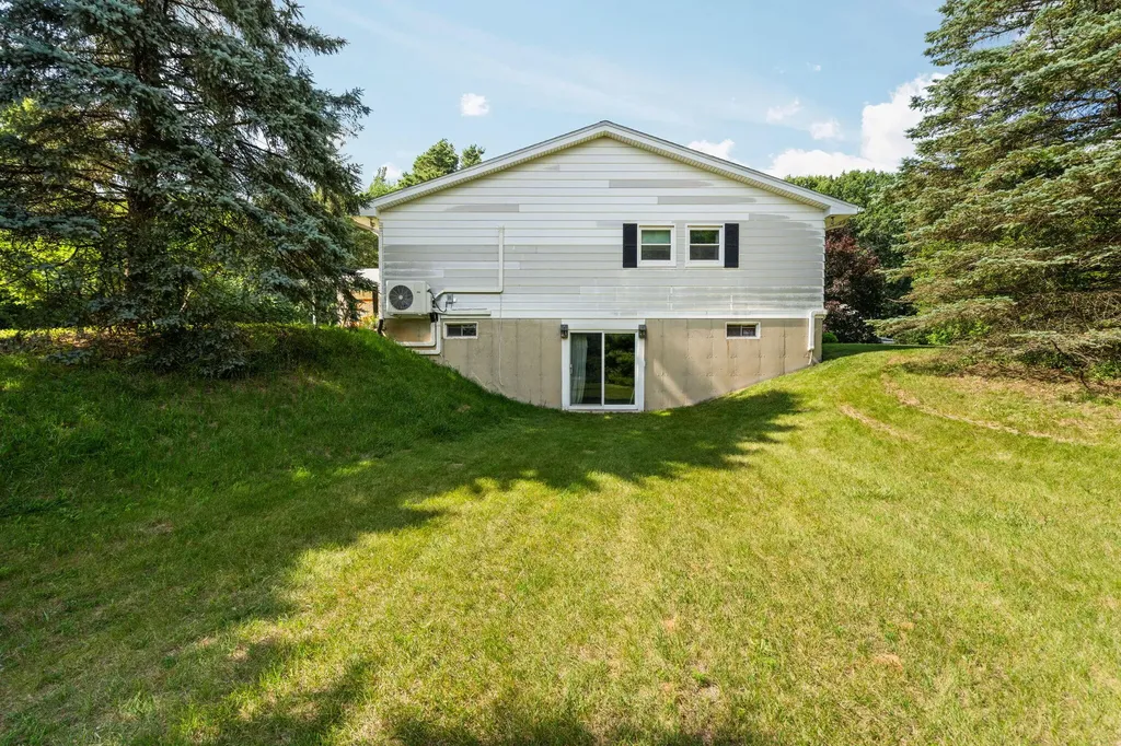 10663 Hall Road Hamburg Township MI 48189