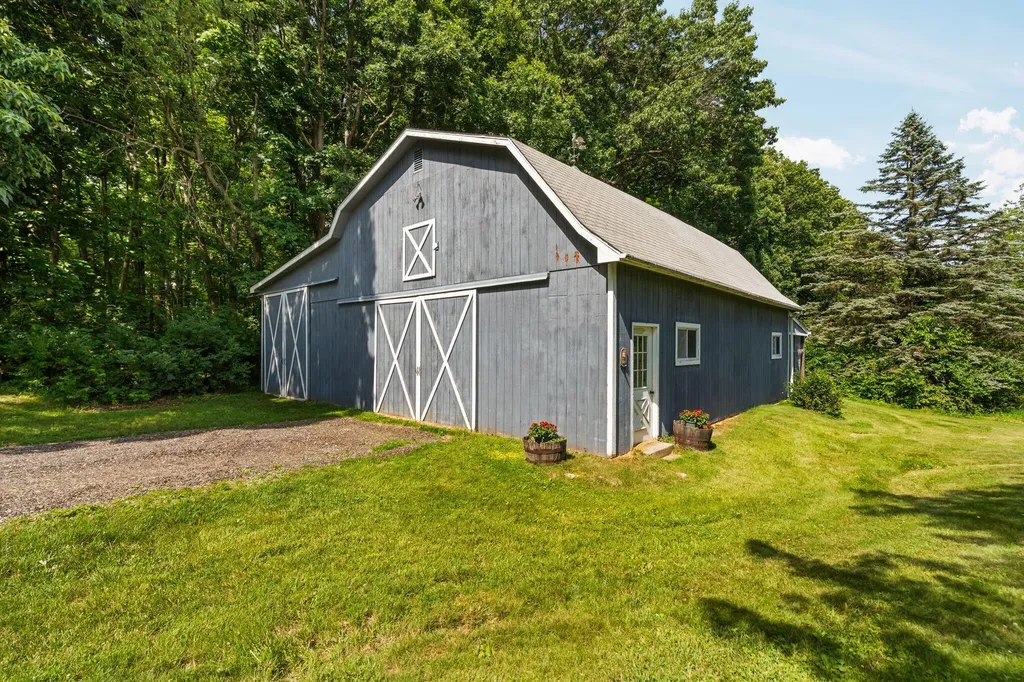 10663 Hall Road Hamburg Township MI 48189