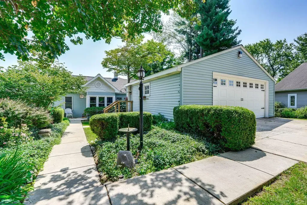 51479 Summit Street Paw Paw Township MI 49079