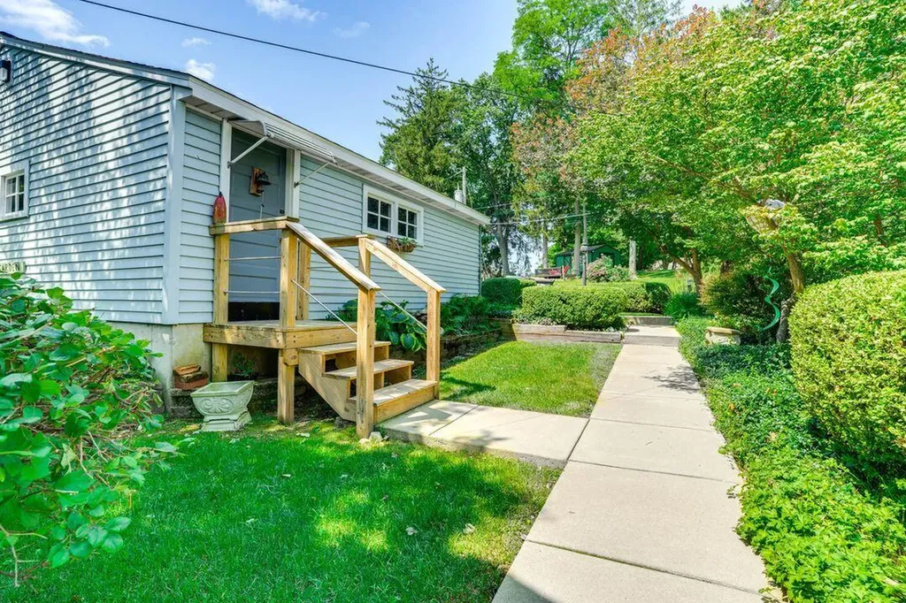 51479 Summit Street Paw Paw Township MI 49079