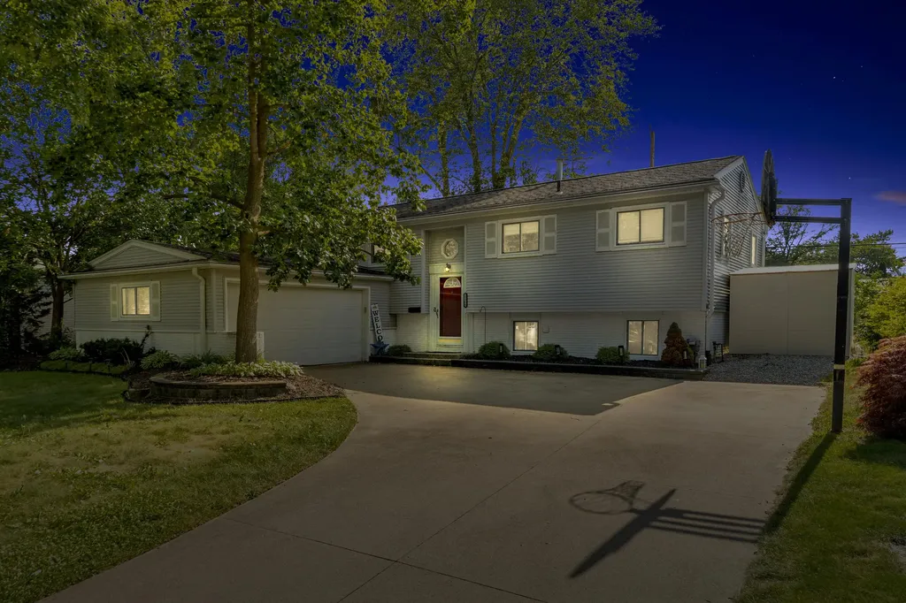 21009 Robinwood Street Farmington City MI 48336