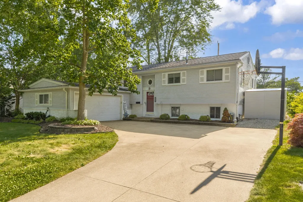 21009 Robinwood Street Farmington City MI 48336