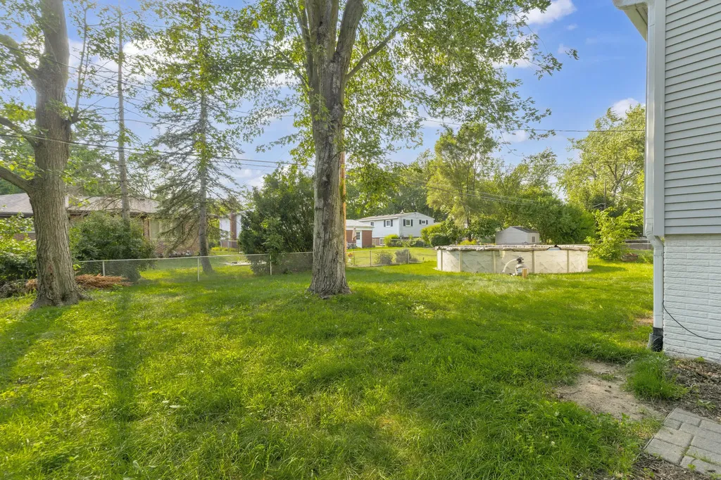 21009 Robinwood Street Farmington City MI 48336