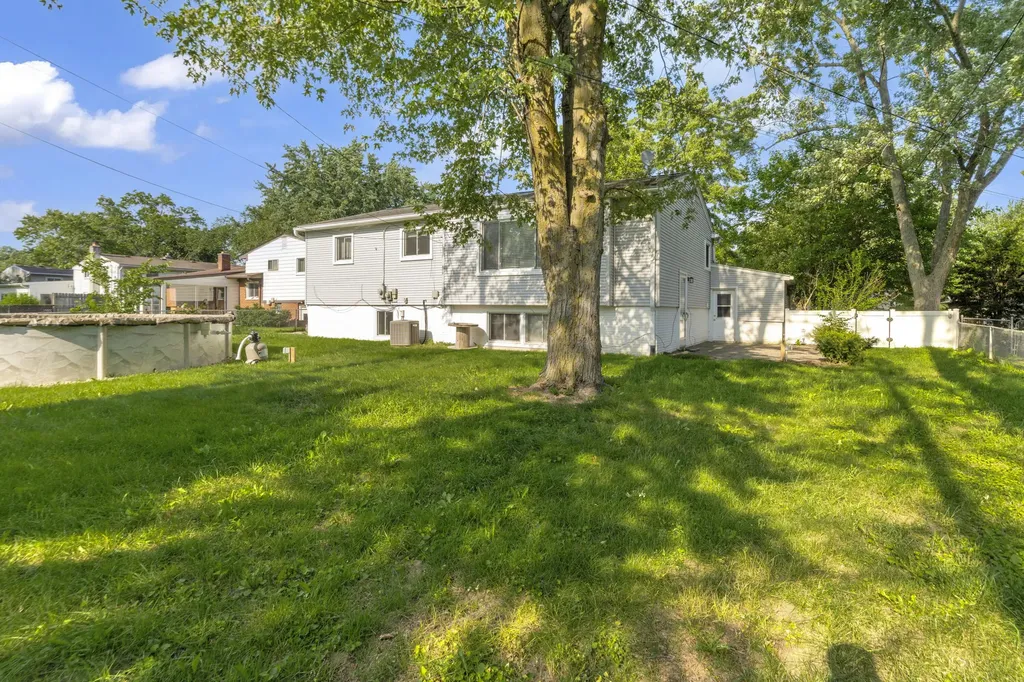 21009 Robinwood Street Farmington City MI 48336