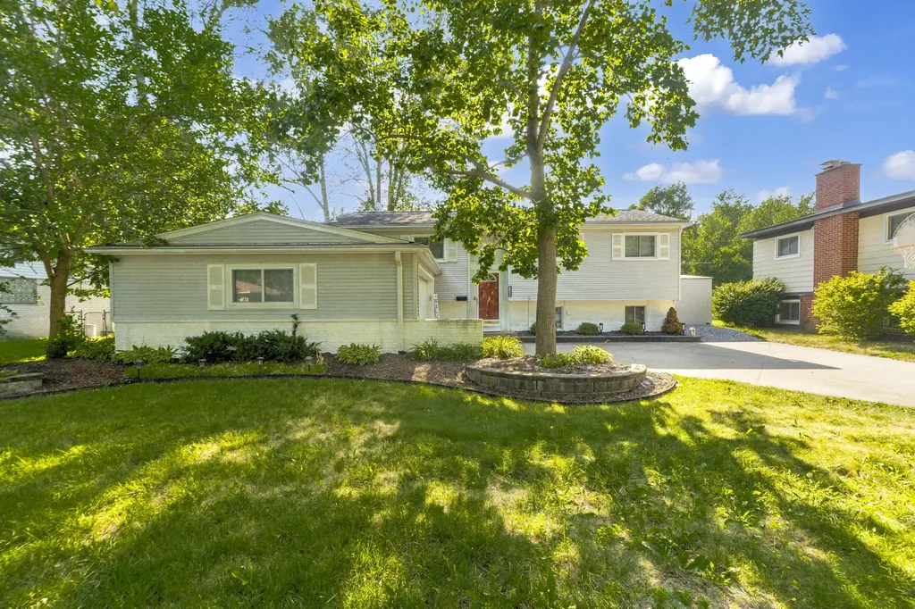 21009 Robinwood Street Farmington City MI 48336