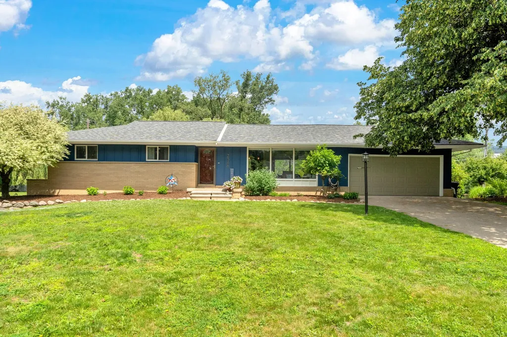 2348 Pine Lake Road West Bloomfield Charter Township MI 48324