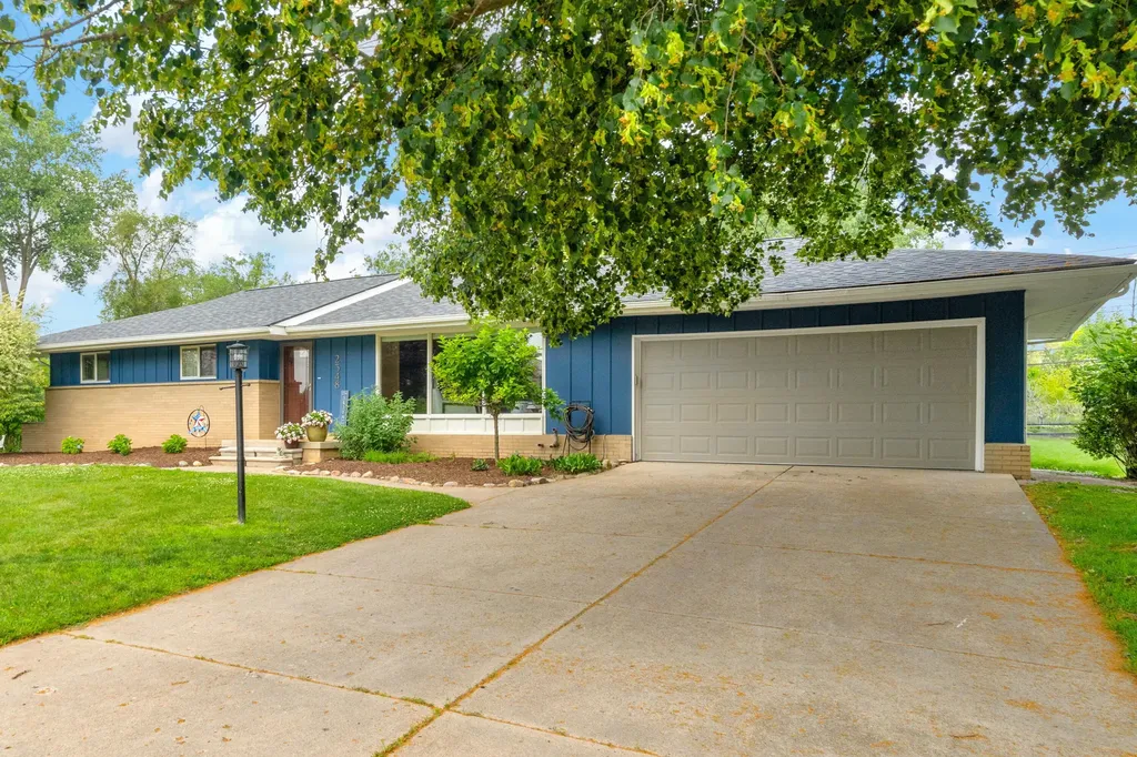 2348 Pine Lake Road West Bloomfield Charter Township MI 48324