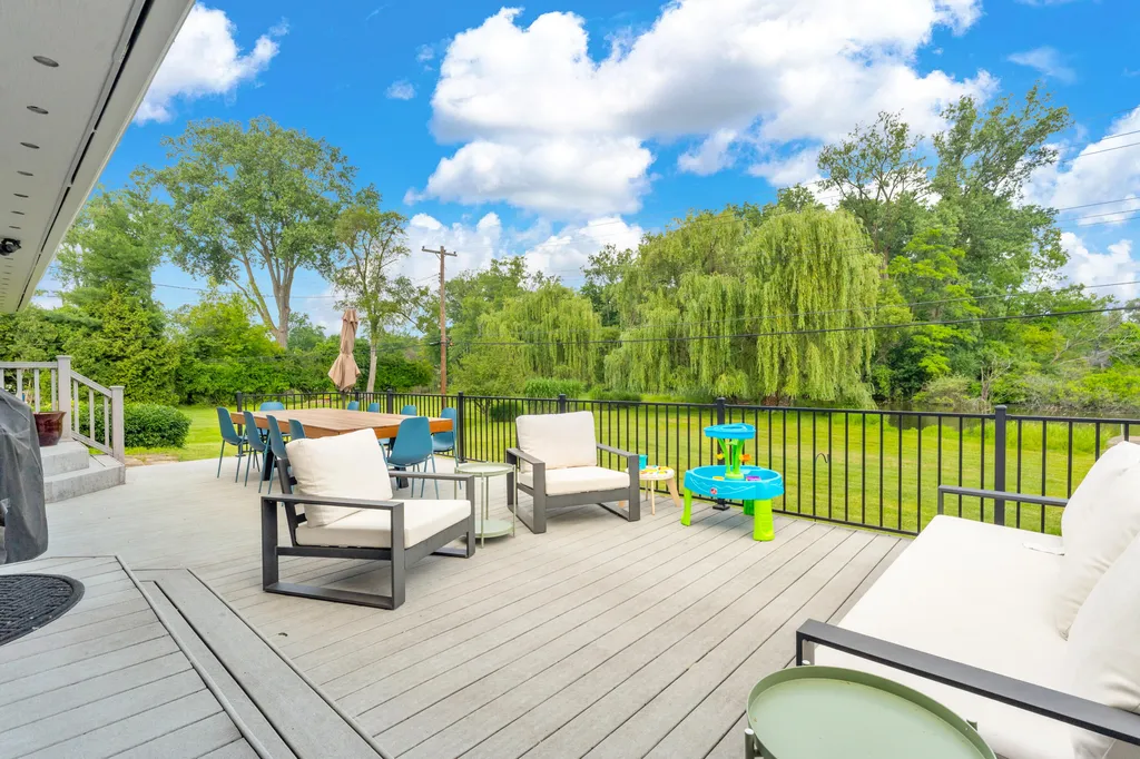 2348 Pine Lake Road West Bloomfield Charter Township MI 48324