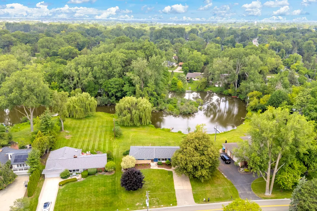 2348 Pine Lake Road West Bloomfield Charter Township MI 48324