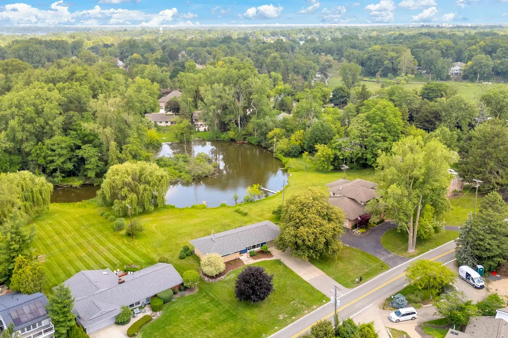 2348 Pine Lake Road West Bloomfield Charter Township MI 48324