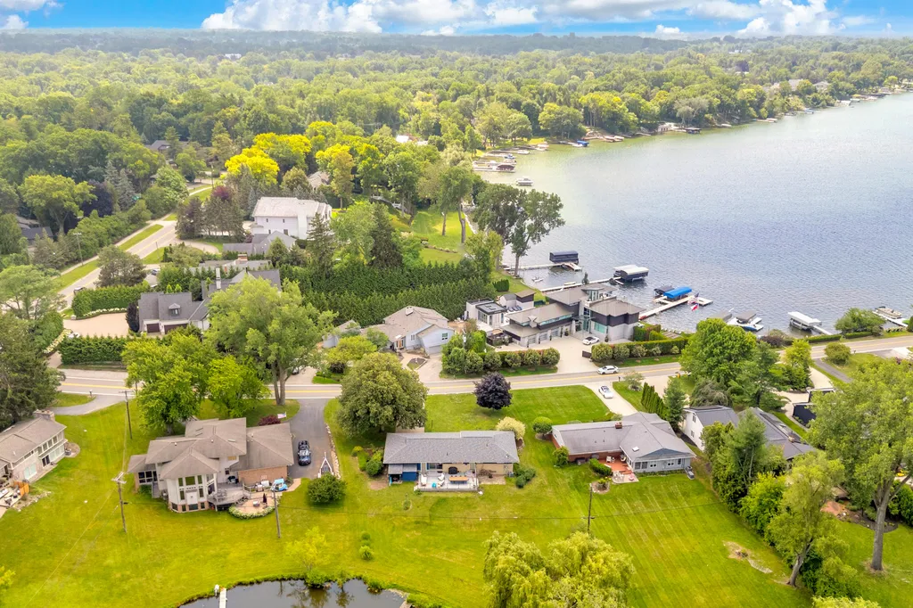 2348 Pine Lake Road West Bloomfield Charter Township MI 48324