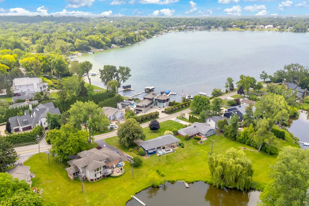 2348 Pine Lake Road West Bloomfield Charter Township MI 48324