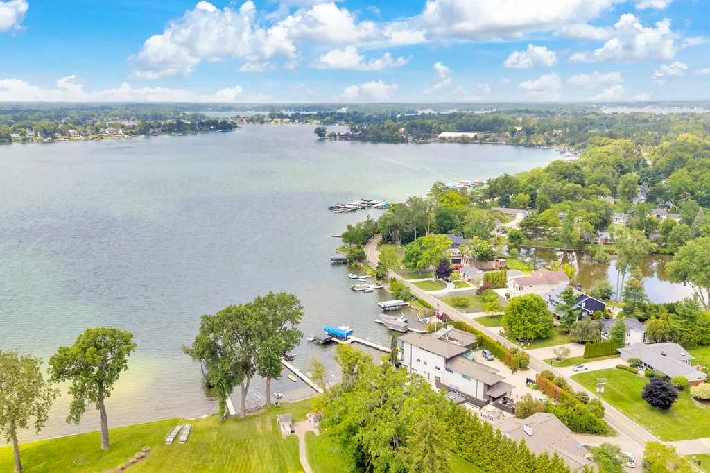 2348 Pine Lake Road West Bloomfield Charter Township MI 48324