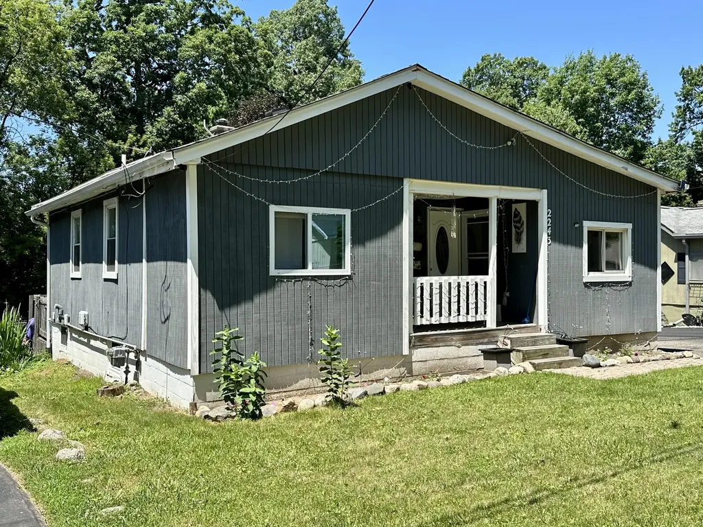 2243 Hartford Street Waterford Charter Township MI 48327