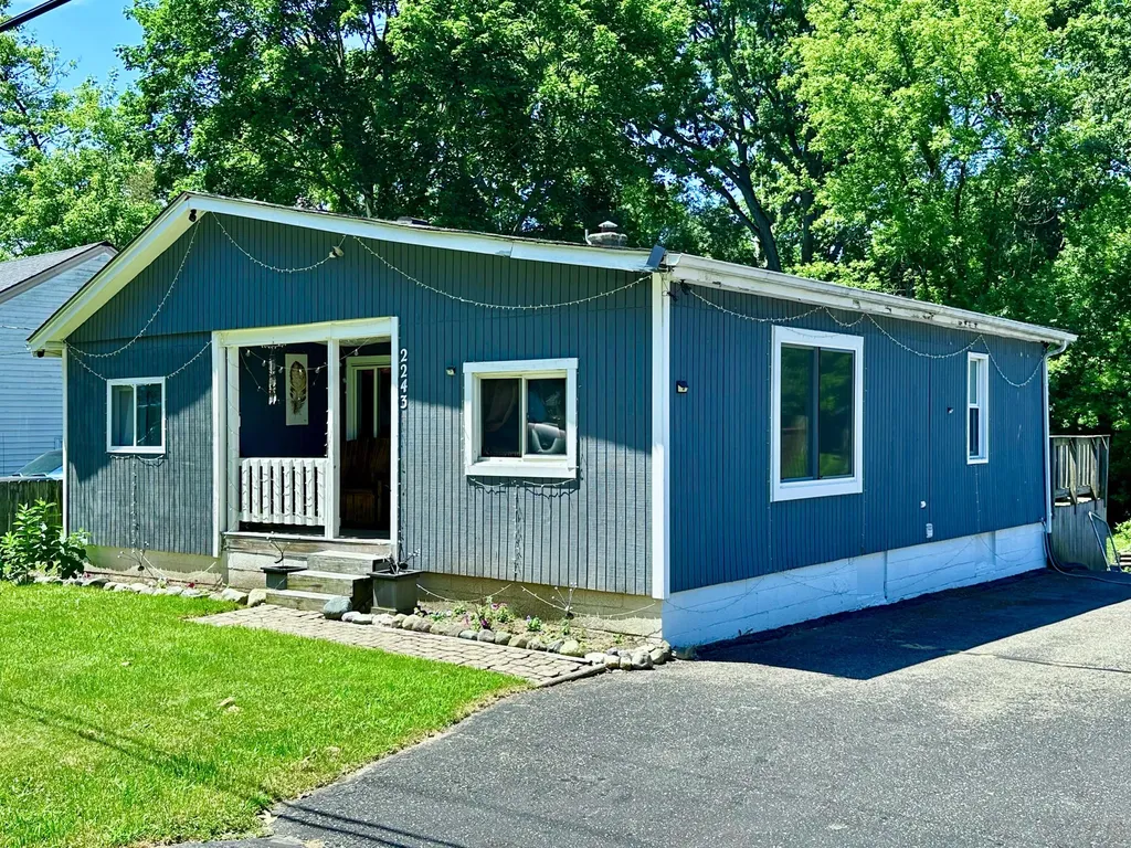2243 Hartford Street Waterford Charter Township MI 48327