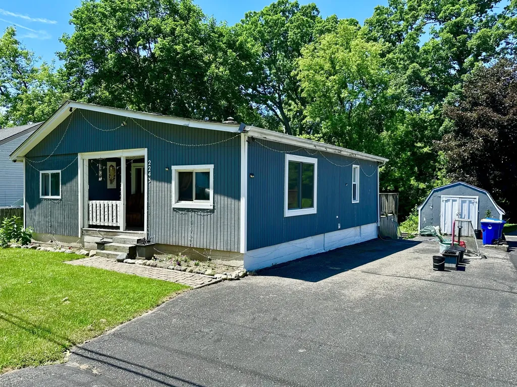 2243 Hartford Street Waterford Charter Township MI 48327