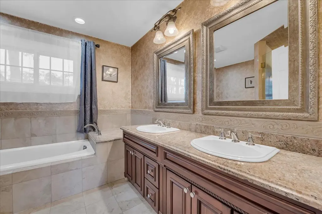 22253 Sheffield Court Farmington Hills City MI 48335