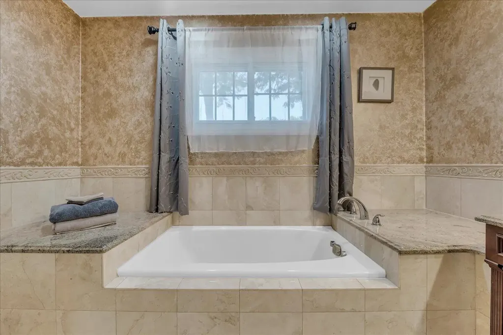 22253 Sheffield Court Farmington Hills City MI 48335