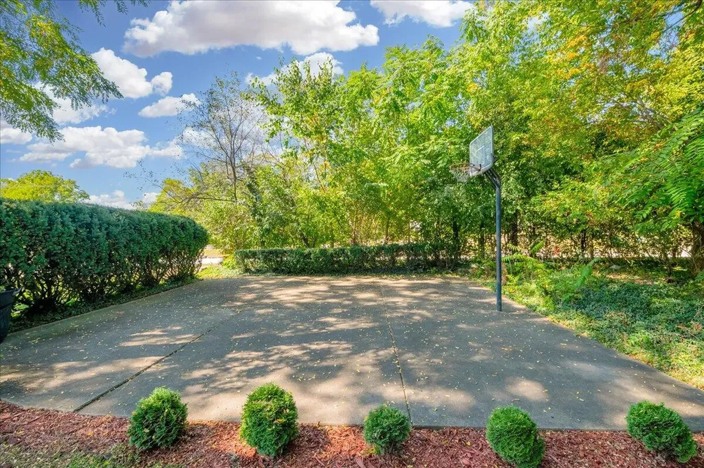 22253 Sheffield Court Farmington Hills City MI 48335