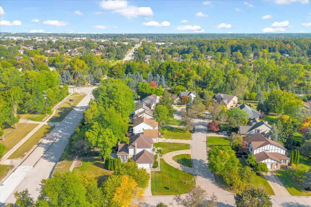 22253 Sheffield Court Farmington Hills City MI 48335