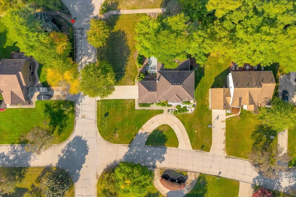 22253 Sheffield Court Farmington Hills City MI 48335
