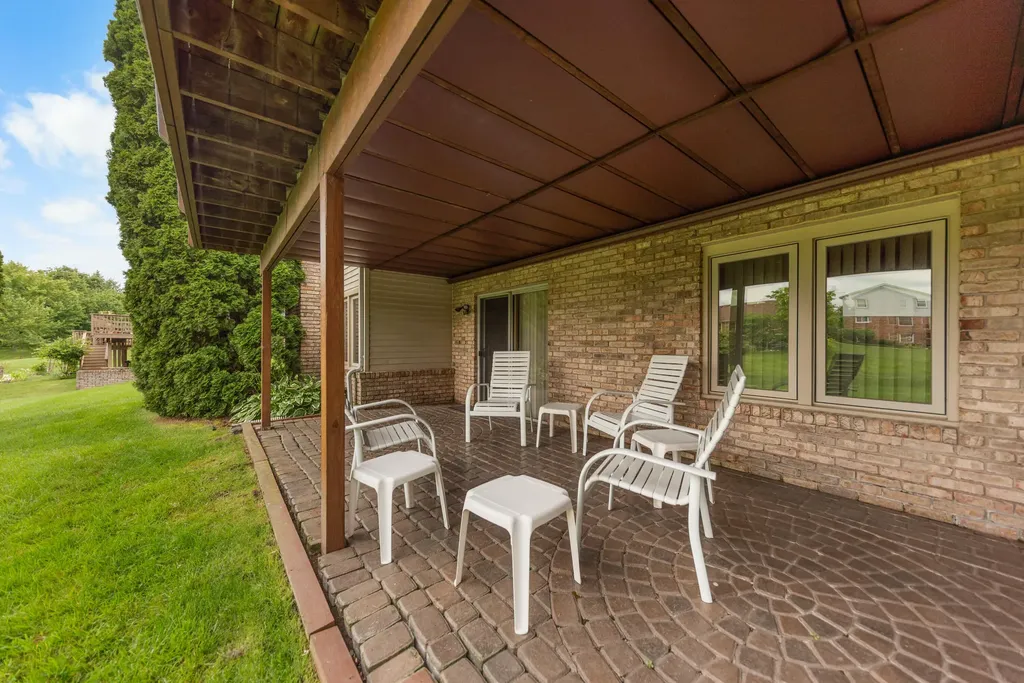 37120 Turnburry Drive Livonia City MI 48152