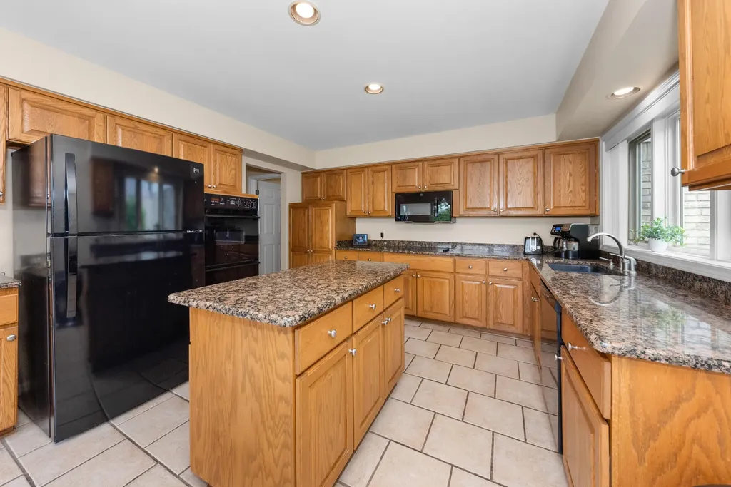 37120 Turnburry Drive Livonia City MI 48152