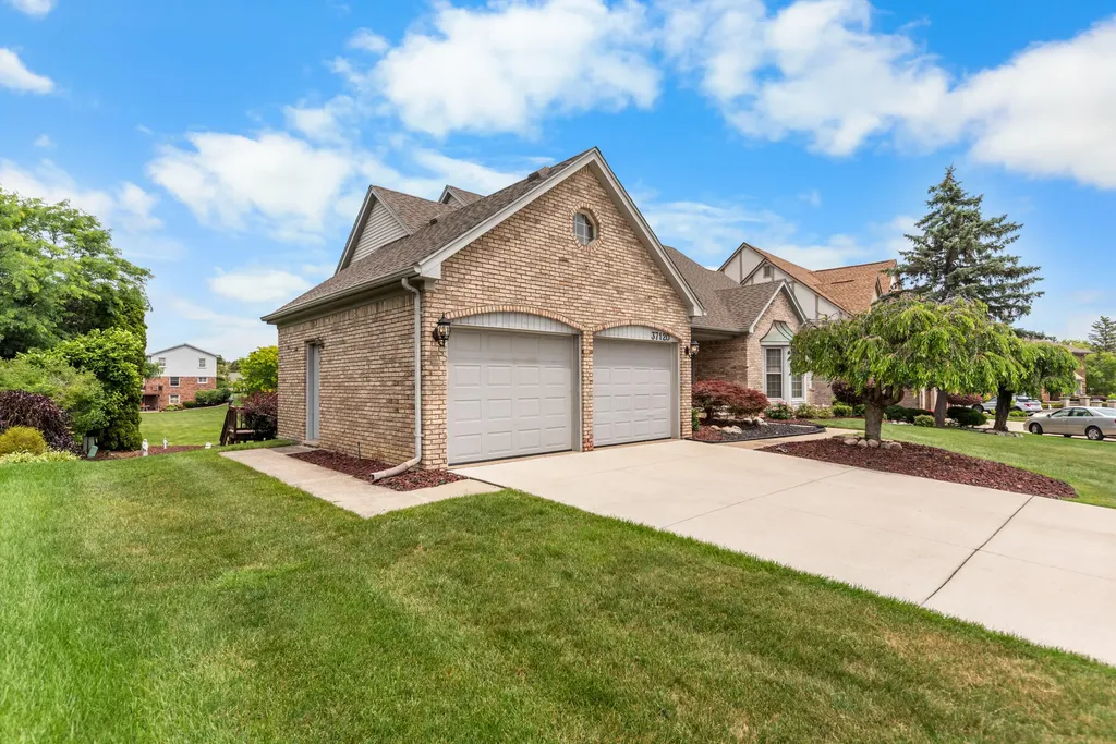 37120 Turnburry Drive Livonia City MI 48152