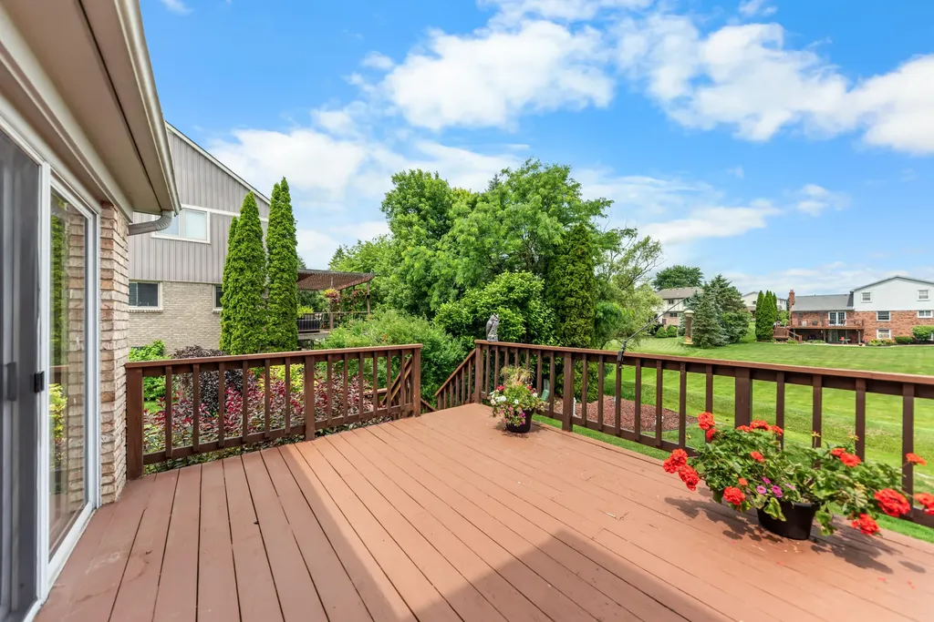 37120 Turnburry Drive Livonia City MI 48152