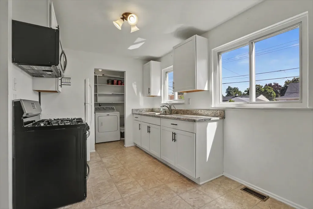 1302 Commonwealth Avenue Ypsilanti Charter Township MI 48198