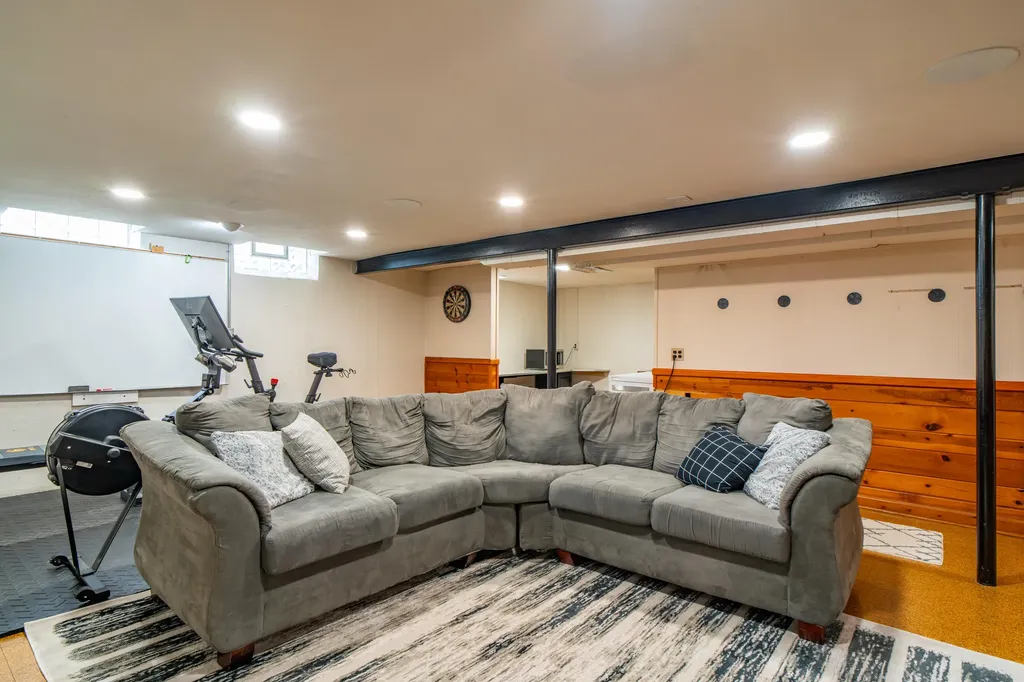24024 Colchester Drive Farmington Hills City MI 48336