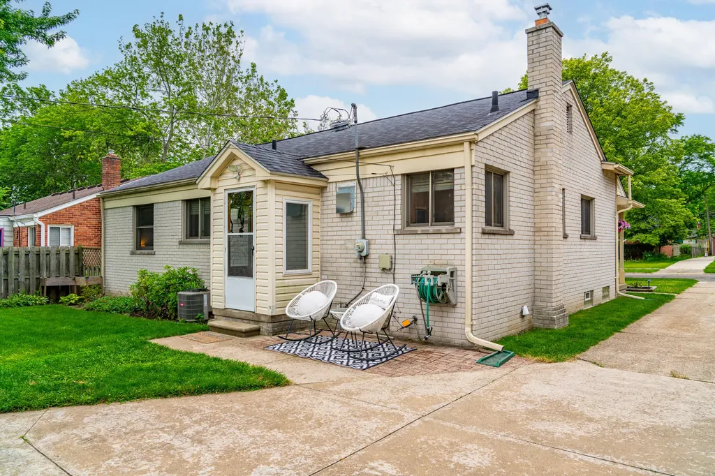 24024 Colchester Drive Farmington Hills City MI 48336