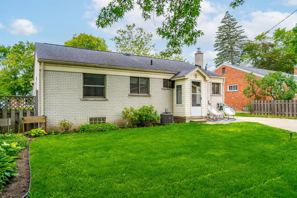 24024 Colchester Drive Farmington Hills City MI 48336