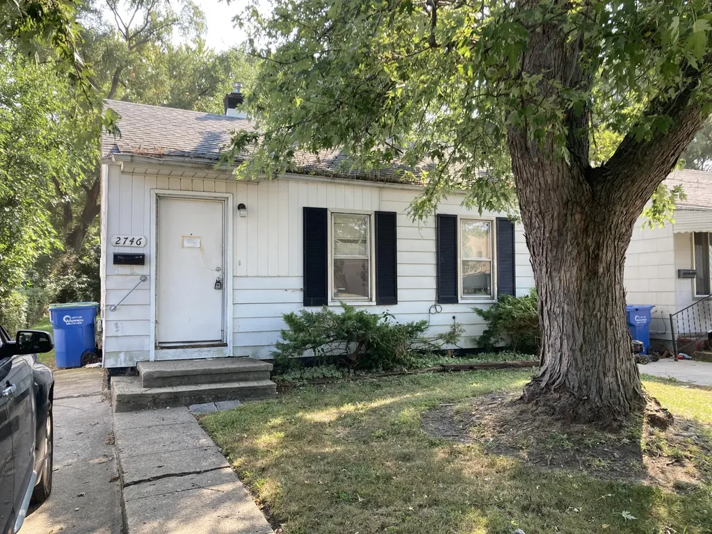 2746 John B Avenue Warren City MI 48091