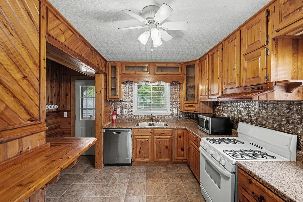 536 E Oakridge Street Ferndale City MI 48220