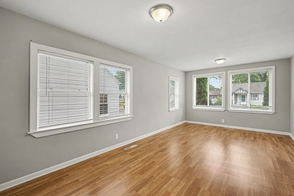536 E Oakridge Street Ferndale City MI 48220