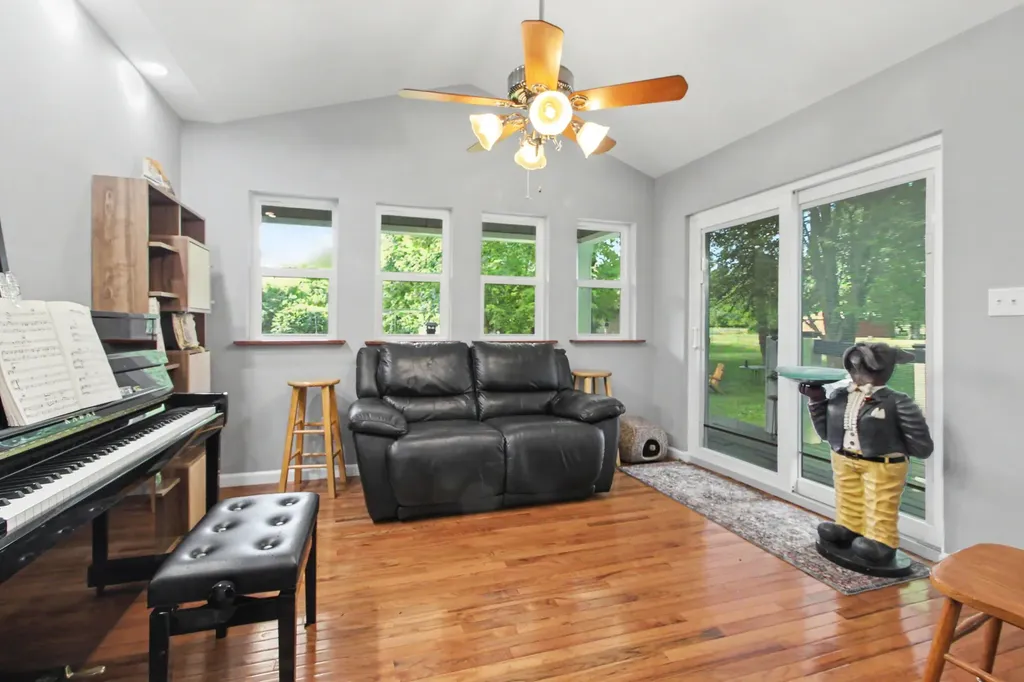 41141 Savage Road Van Buren Charter Township MI 48111
