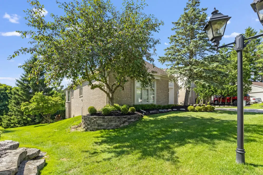 28044 Hickory Circle Farmington Hills City MI 48331