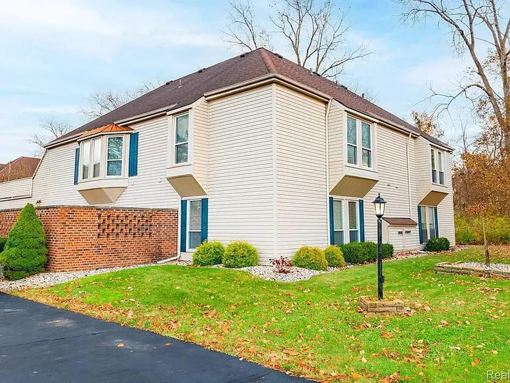 8253 Colony Grosse Ile Township MI 48138