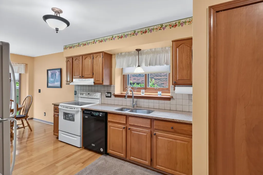 34555 Dover Avenue Livonia City MI 48150