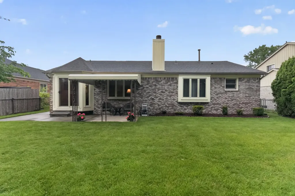 34555 Dover Avenue Livonia City MI 48150