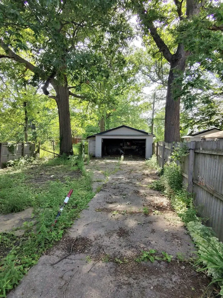 19347 Moenart Detroit City MI 48234