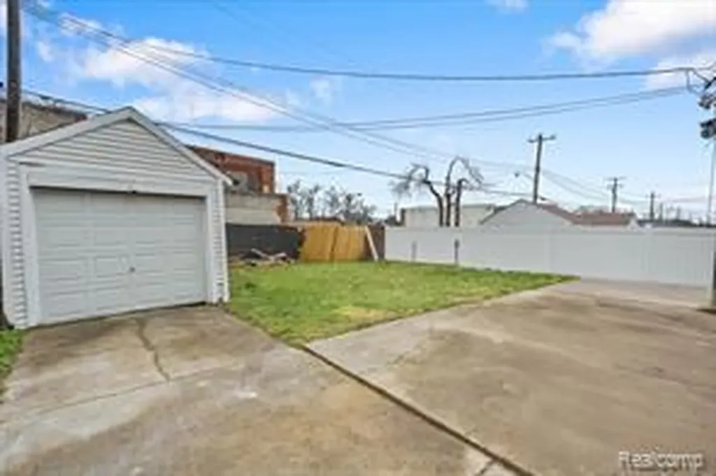 18061 Kentucky Street Detroit City MI 48221