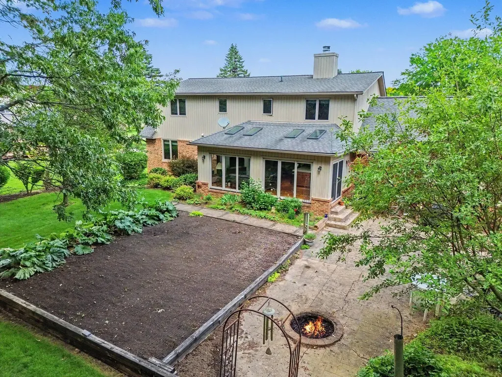 11202 Clovis Pointe Drive Green Oak Township MI 48178