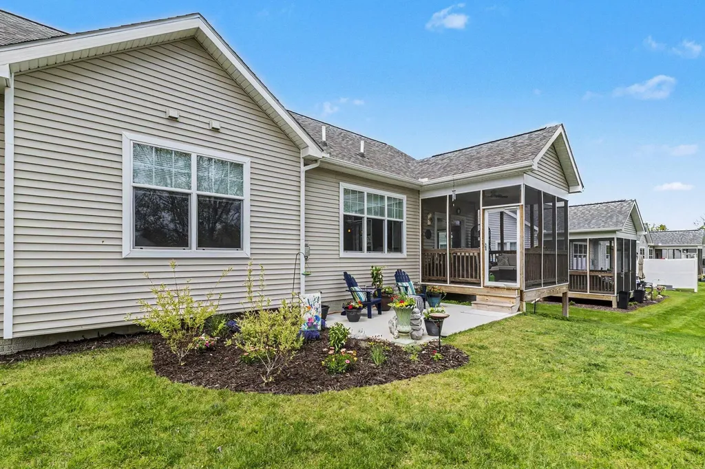 5725 Trail Side Lane Hamburg Township MI 48189
