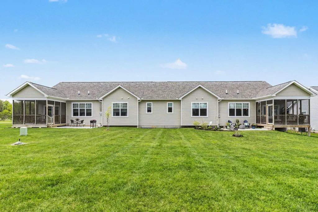 5725 Trail Side Lane Hamburg Township MI 48189
