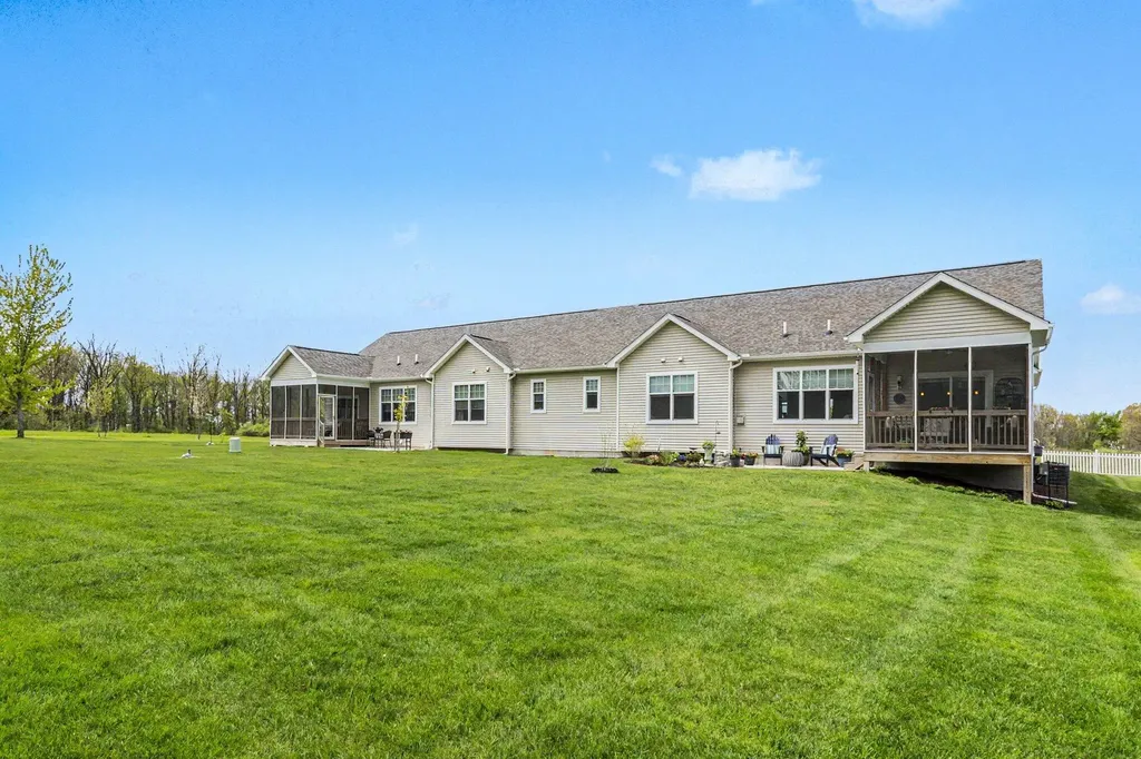5725 Trail Side Lane Hamburg Township MI 48189