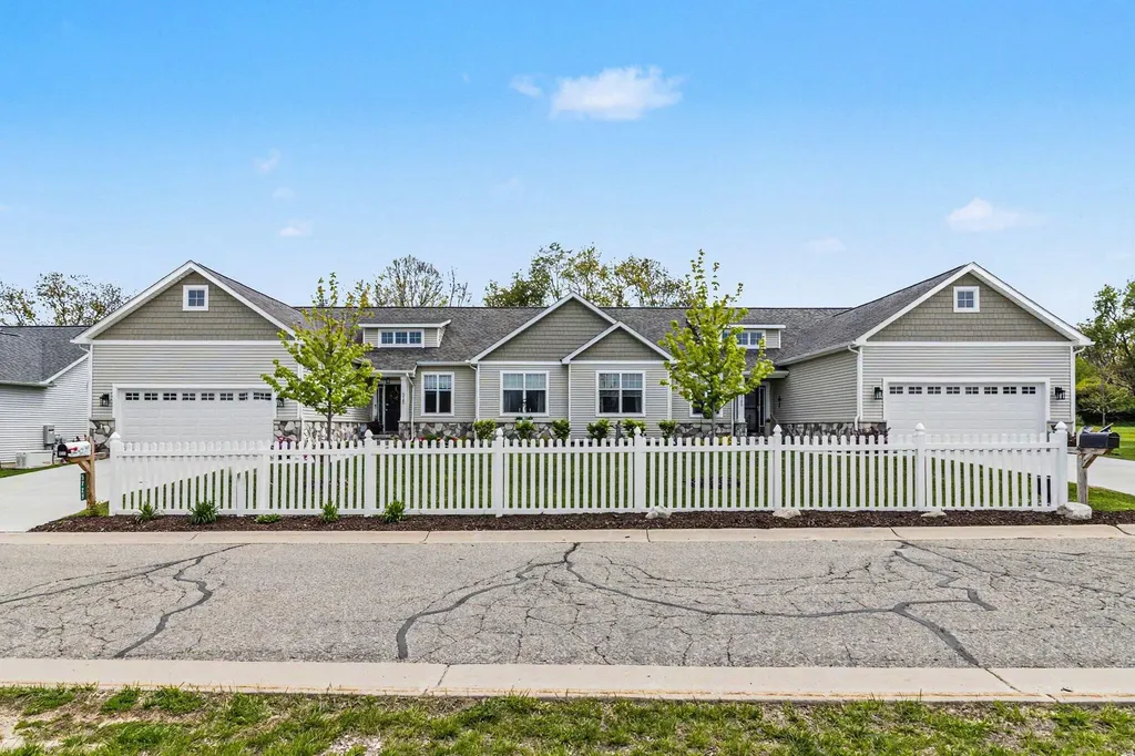 5725 Trail Side Lane Hamburg Township MI 48189