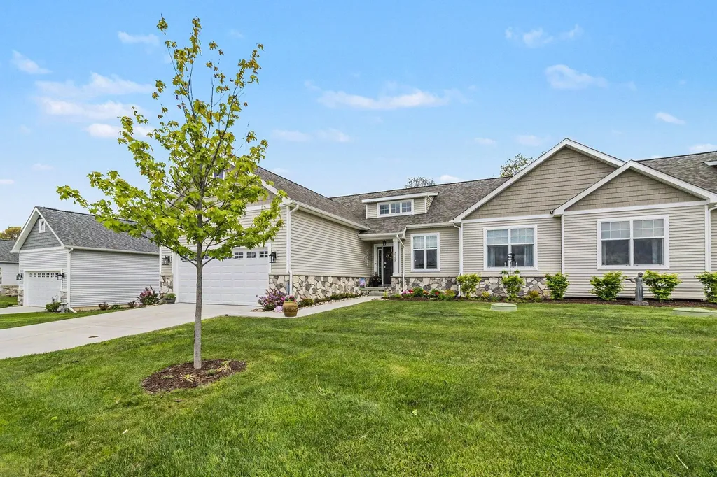 5725 Trail Side Lane Hamburg Township MI 48189
