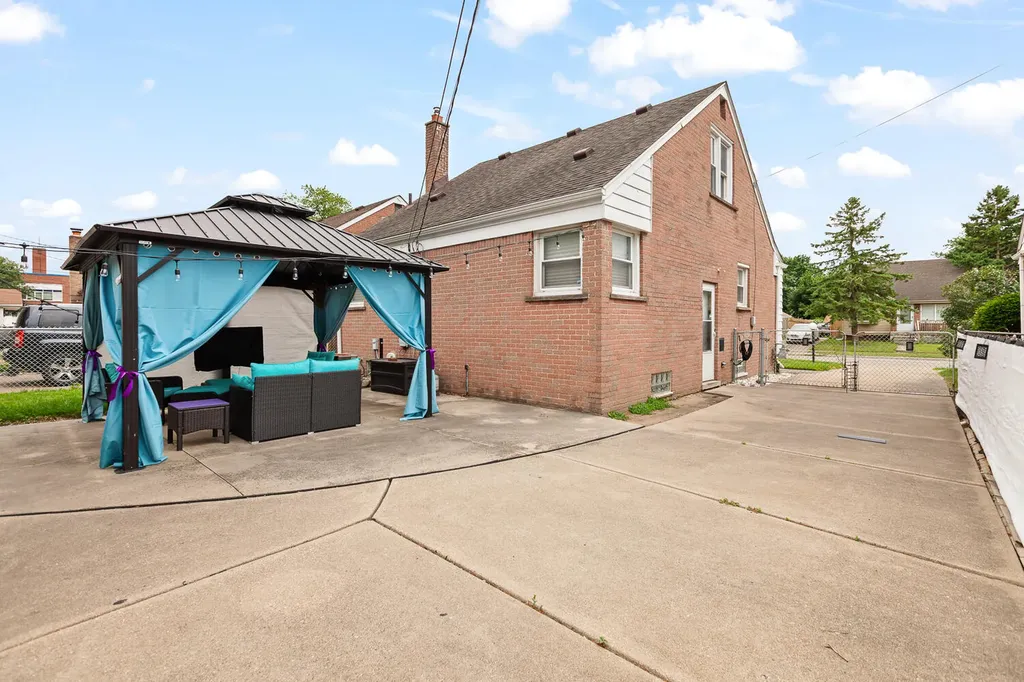 736 Farnham Avenue Lincoln Park City MI 48146